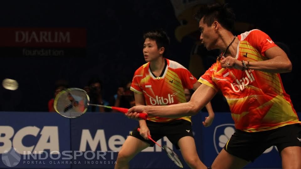 Ganda campuran Indonesia Tontowi Ahmad/Liliyana Natsir memgembalikan kok ke arah ganda campuran Denmark Kim Astrup/Line Kjaersfeldt. Copyright: &copy; Herry Ibrahim/Indosport